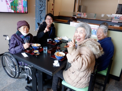 山桜の郷 三愛　昼食レクを行いました。