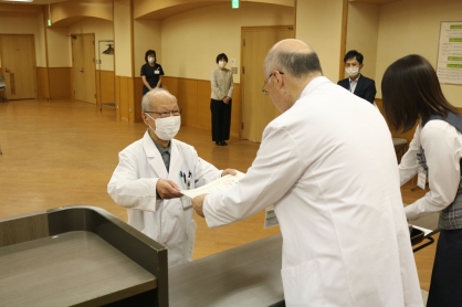 山本哲三医師　令和6年度永年勤続表彰式