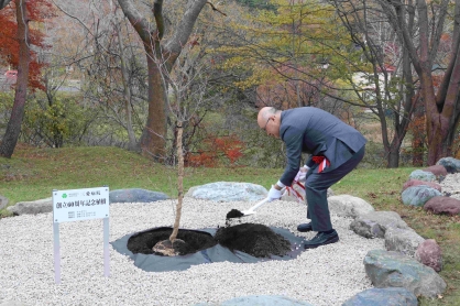 【三愛病院開院６０周年事業】　記念植樹を実施