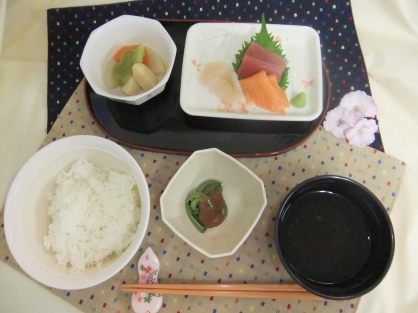 栄養課　ゴールデンウィークの特別メニューを提供いたしました②