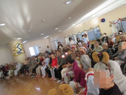 病棟レクリエーションでクリスマス会を行いました。