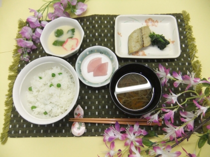 栄養課　ゴールデンウィークの特別メニューを提供いたしました②