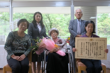 介護グリーンコート三愛で100歳御長寿利用者様が表彰を受けました。
