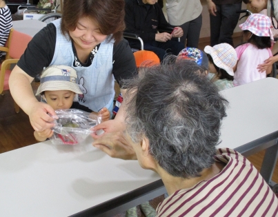 七夕祭りで園児たちと交流