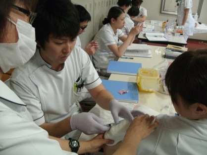 看護部　新人看護師の技術研修を開催しました。