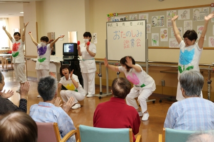 西館2階病棟でおたのしみ鑑賞会を開催