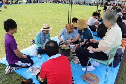 ジンギスカンに舌鼓－毎年恒例「野外食」