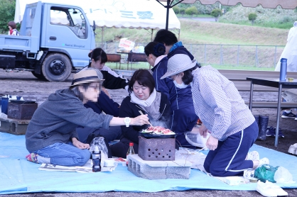 ジンギスカンに舌鼓－毎年恒例「野外食」