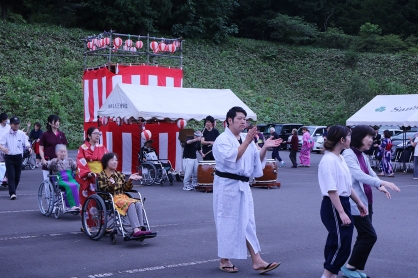 盆踊りを開催