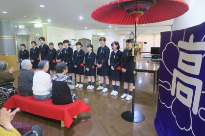 北海道大谷室蘭高等学校茶道部がボランティアで来設