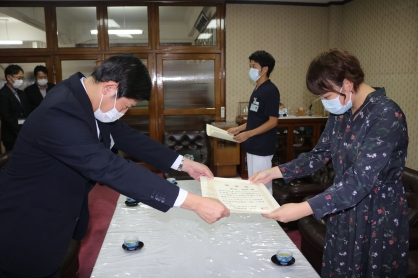 室蘭市より救助活動に貢献した当院職員に表彰状が授与されました。